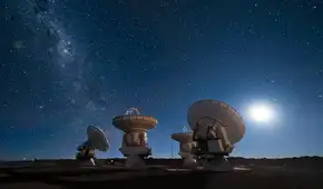 Astrónomos detectan por primera vez misteriosas señales de radio que provienen de un planeta lejano fuera del sistema solar