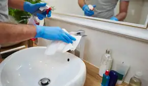 Este es el ingrediente de cocina que muchos tienen en casa y que puede ayudar a eliminar el sarro del baño: solo necesitas 4 cucharadas