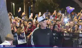 Robbie Williams sorprende a sus fans en su hotel y da breve show tras cancelarse su concierto en Lima Robbie Williams sorprende a sus fans en su hotel y da breve show tras cancelarse su concierto en Lima