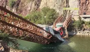 Dos volquetes con minerales quedan atrapados tras colapso del puente Pampatama en Apurímac