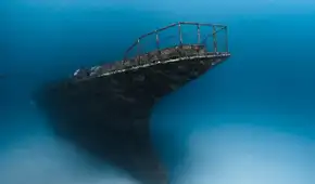 Más alto que la Torre de Pisa y pesa 499 toneladas: un barco antiguo fue hundido para intentar crear un hábitat marino en aguas tropicales
