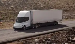 Tesla pone en marcha la producción masiva de su camión eléctrico Semi: tendrá hasta 805 km de autonomía y fabricará 50.000 al año
