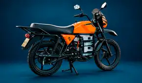 La moto eléctrica que suma más de 1 km de autonomía por minuto de carga y tiene batería resistente al agua con GPS: fue presentada en Kenia