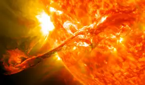Erupción solar y riesgo de tormenta geomagnética: una nube de plasma llegará a la Tierra el viernes
