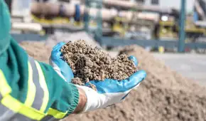 Investigadores de Dinamarca crean el primer cemento vivo que genera electricidad y podría convertir los edificios en baterías de energía