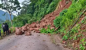 Lluvias en Pasco: caída de enormes rocas bloquea ambos carriles de carretera en Oxapampa