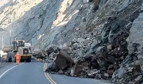 Derrumbe de rocas bloquea parcialmente la Panamericana Sur en Arequipa y restringe el tránsito