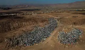 Un país de América Latina recibe toneladas de ropa usada de Europa y termina abandonada en uno de los desiertos más áridos del mundo