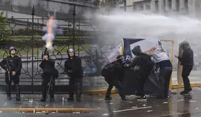 Policía reprime marcha en Argentina contra los recortes de Milei a la universidad pública y su financiamiento
