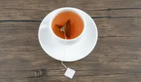 Un estudio científico advierte sobre las bolsas de té: algunas liberan miles de millones de partículas de plástico durante la preparación