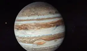 La Antártida se encuentra cubierta de hielo de hasta 4 km de espesor, pero no se compara en nada con lo que orbita cerca de Júpiter