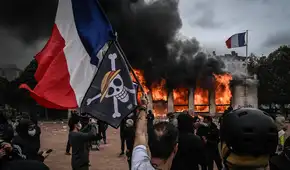 Gobierno de Francia anuncia "toques de queda" en medio de protestas, saqueos y el bloqueo del Museo del Louvre