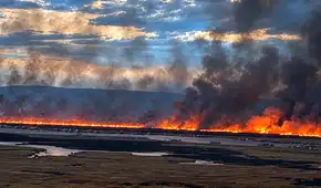Puno: incendio de grandes proporciones consume totorales de la Reserva Nacional del Titicaca cerca de los Uros