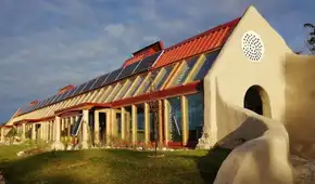 En solo 45 días, Argentina construyó una escuela con 25 toneladas de residuos reciclados, paneles solares y un sistema para recoger agua de lluvia