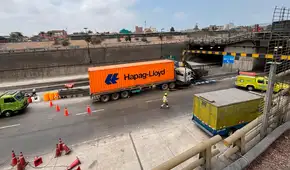 Camión choca y derrama combustible en túnel de Línea Amarilla: restringen tránsito en ambos sentidos Camión choca y derrama combustible en túnel de Línea Amarilla: restringen tránsito en ambos sentidos