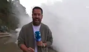 Susto en vivo: una ola gigante empapó a un periodista durante un reporte de las costas en España