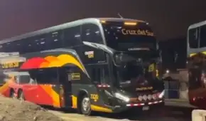 Atacan a bus de Cruz del Sur lleno de pasajeros cuando se dirigía hacia Trujillo