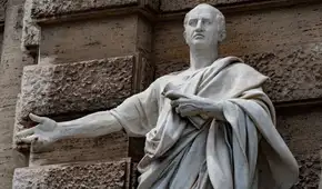 Cicerón, filósofo romano, dejó una reflexión hace más de 2.000 años sobre la felicidad: “Estar contentos con lo que poseemos es la más segura y mejor de las riquezas”
