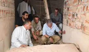 La tumba decorada de un alto funcionario del antiguo Egipto fue descubierta con raras estatuas de madera y herramientas de bronce