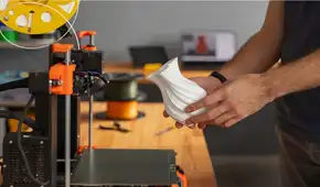 Tiene 34 años, convirtió una botella de gaseosa en 11,5 metros de filamento para impresoras 3D y recibió inversión millonaria para ampliar su negocio