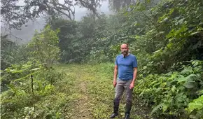 Dejó la ciudad hace tres años para vivir solo en un bosque de Ecuador: hoy protege una reserva de 33 hectáreas y trabaja para conservar su biodiversidad