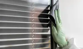 Por qué recomiendan mezclar vinagre blanco y agua para limpiar las persianas de la casa y eliminar los malos olores