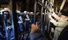 Polonia vive un enfrentamiento político por el control del Tribunal Constitucional y despliega a la policía en Varsovia
