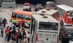 Fatal choque entre bus del Metropolitano y cúster en estación Dos de Mayo deja tres fallecidos y 27 heridos