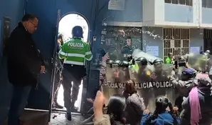 Tiran piedras a Phillip Butters en Puno: tuvo que ser resguardado por la PNP y esconderse en oficina