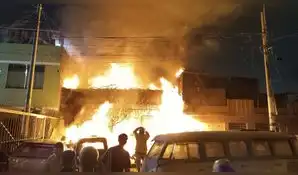 Incendio de gran magnitud consume vivienda en Rímac y moviliza a unidades de bomberos