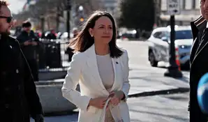 María Corina Machado le dedica el Nobel de la Paz a Donald Trump y le entrega una medalla