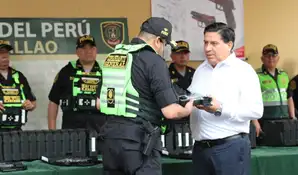 Ministro del Interior entregó 1.007 pistolas a la PNP compradas en proceso bajo investigación fiscal