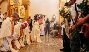 Sacerdotes piden perdón de rodillas a la Comunidad Campesina de Catacaos por los abusos del Sodalicio