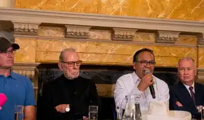 Roberto Sánchez aparece junto a Belmont, López Chau y George Forsyth