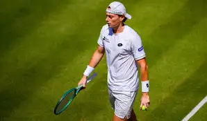 Ignacio Buse eliminó a Stefanos Tsitsipas en el ATP 250 de Mallorca y avanzó a octavos