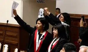 Oposición muestra fotografías de los fallecidos en protestas sociales y se retira antes del mensaje de Keiko Fujimori