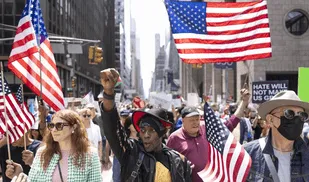 Protestas masivas contra el "odio" del gobierno de Trump en varias ciudades de EE. UU.