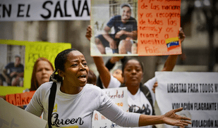 Familias de inmigrantes deportados a El Salvador angustiados por no poder contactarlos