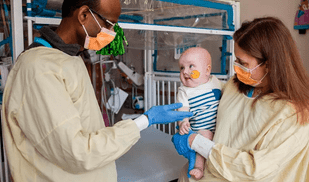 Bebé con enfermedad rara es el primer ser humano tratado con una terapia genética personalizada