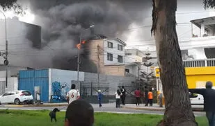 Feroz incendio afecta taller automotriz y consume al menos 4 autos en Ate