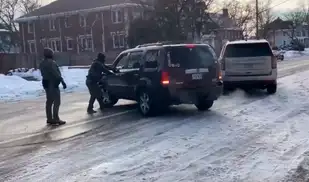Matan a mujer  dentro de su auto durante redada de inmigración en EE. UU.