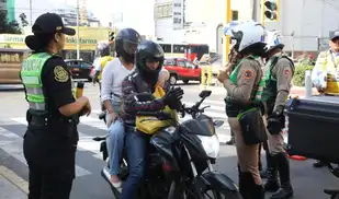 Comienzan a aplicar multas por dos personas en motocicleta