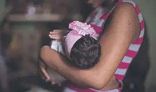 Casi 1.000 niñas fueron obligadas a ser madres en 2025