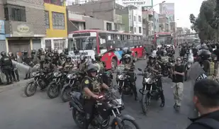 Empresas de transporte realizan paro en Lima ante atentados contra conductores Empresas de transporte realizan paro en Lima ante atentados contra conductores