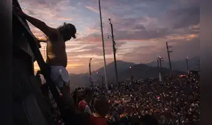 El otro vía cruces del Cristo Cholo: de la calle a cargar una cruz