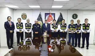 PNP condecora a Fernando Rospigliosi por respaldo del Congreso a ley pro crimen