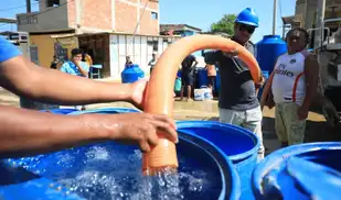 21,6 millones de peruanos consumen agua en condiciones no óptimas