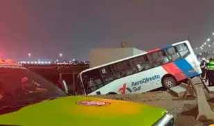 Bus de AeroDirecto Sur se despista y vuelca entrando al Aeropuerto Jorge Chávez en el Callao