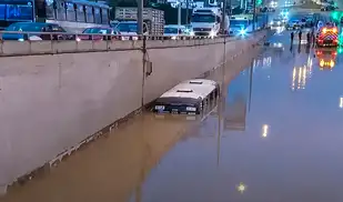 Bus sigue atrapado bajo el agua en bypass de Pachacútec tras más de 12 horas sumergido en VMT