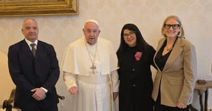 Papa Francisco se reunió con periodistas Pedro Salinas y Paola Ugaz que investigaron casos de abuso en el Sodalicio